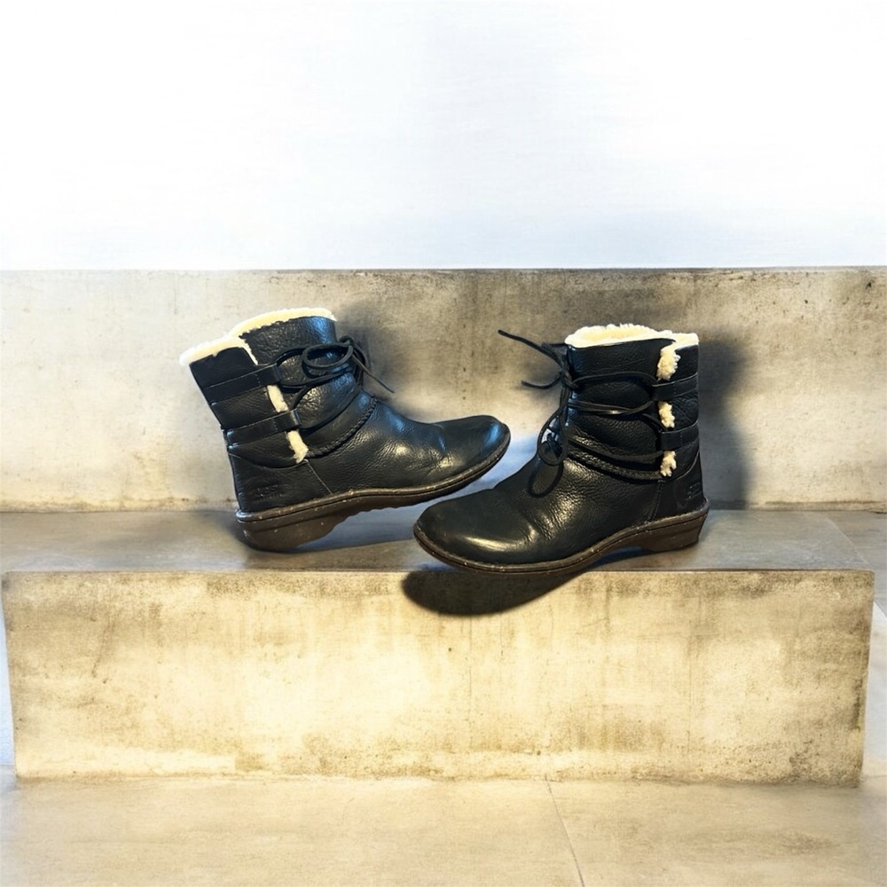 UGG Australia Caspia Boots Womens 9 Black Leather Shearling Ankle Lace Up 1932